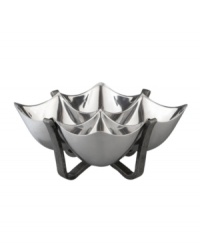 Set or simply decorate the table with the ultra-modern Anvil condiment bowl from Nambe's collection of serveware and serving dishes. A sculptural, iron-finished base cradles contoured silvertone alloy in this innovative Neil Cohen design.