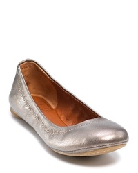 Classic ballet flats in metallic leather for standout style. Wear all weekend to complement even your most casual looks.