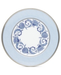 Set a tone of opulence and grace with the Sonnet in Blue accent plate. Patterned platinum bands and powder-blue botanicals frame traditional bone china from Noritake.