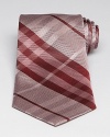 Burberry London innovates on its signature check pattern to create this remarkable tie in pure premium silk, offering its wearer a welcome touch of urbanity. Utterly accessible, yet highly refined, from the renowned English designer.