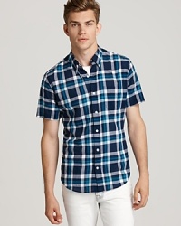 A dynamic short-sleeve button-down from Vince hooks you up for a relaxed bike ride along the boardwalk or brunch with the in-laws. Crafted in crisp cotton with a classic fit for total laid-back comfort.