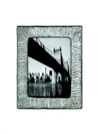 It's metal artistry with a New York edge- display your favorite memories in this hand-cast aluminum frame for a distinctive touch to any home display.HandmadeAluminum alloyImported