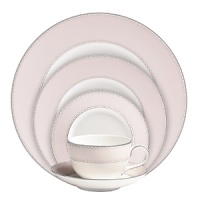 World-renowned fashion designer Monique Lhuillier collaborated with Waterford to create this fine dinnerware assortment in beautiful blush tones adapted from her brilliant couture bridal gowns and red carpet creations.