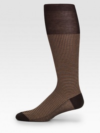 Over-the-calf socks featuring a classic herringbone pattern and solid ends.CottonMachine washMade in Italy of imported fabric