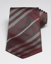 Burberry London innovates on its signature check pattern to create this remarkable tie in pure premium silk, offering its wearer a welcome touch of urbanity. Utterly accessible, yet highly refined, from the renowned English designer.