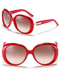 Lipstick red frames capture the essence of Italian glamour. Rock this sunnies from Gucci and get noticed.