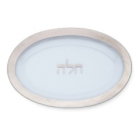 After forming the textured glass of this fine challah platter, craftsmen hand-paint an opulent band of platinum for a breathtaking finish, and spell out challah in Hebrew characters on the center.