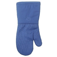 Heat resistant without being bulky, this mitt is silicone treated for great grip control. A flannel lining and elongated arm provide padded protection and added piping in the wrist offers a snug fit to prevent shifting.