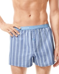 Woven cotton provides comfort to these handsome boxers outfitted with a slim silhouette to maintain your modern look.