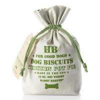 Modeled after rustic farm feedsacks, these cute treat bags from Harry Barker are stuffed with 10 ounces of delicious, natural dog treats that are baked to perfection in the USA. All Harry Barker treats are veterinarian-approved and ideal for dogs with skin allergies and sensitive digestive systems.