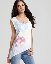 A Hawaiian-inspired floral print makes a splash on this CHASER tee for cool, tropical style.