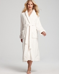 After a long bath or on chilly mornings, wrap up in the sumptuous warmth of Natori's plush robe.