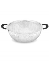 Fix your family's favorite! The large capacity of this colander lets you invite over loved ones and close friends for a memorable feast made masterful by you. Great for draining pasta, noodles, vegetables and more, the dishwasher-safe design marries convenience to your kitchen.