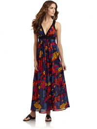 THE LOOKVibrant flower printContrast banded V-neck and Empire waistPleated center waistSide zipperCrossback strapsTHE FITAbout 52 from shoulder to hemTHE MATERIALCottonCARE & ORIGINHand washImportedModel shown is 5'11 (180cm) wearing US size Small. 