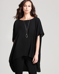 A mastery in modern design, this Eileen Fisher top goes strikingly oversize with a fluid silk body and high/low hemline for effortless urban edge.