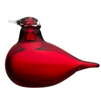 Ittala's Little Red Tern, designed by Oiva Toikka, is truly a gem. The rich ruby color is even more beautiful when illuminated by the sun. This little gem makes a great addition to an Oiva Toikka collection, or a perfect gift for that special someone.