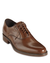 With its concealed Nike Air technology in the heel, this handsome dress shoe blends comfort and style with ease.