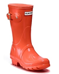 Short glossy rubber rain boots with a legendary Hunter fit and comfort.