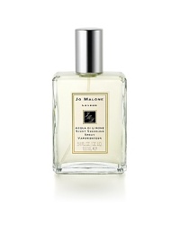 Jo Malone Scent Surround Spray may be used to scent the skin as well as to extend fragrance to linens and soft furnishings. Pure and inviting, Acqua di Limone brings the revitalizing scent of lime to life.