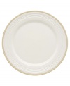 This charming porcelain dinner plate features a four-ringed border. Mix and match with other Tin Can Alley Khaki pieces from Lenox for a subtly varied table setting.