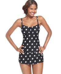 The polka dot print adds a cheerful graphic appeal to this Coco Reef skirted swim bottom -- it's simple styling makes it feminine & figure flattering!