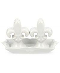 Shaped like the iconic lilies, Fleur de Lys salt and pepper shakers from Portmeirion set tables in the French tradition. Featuring cool gray stoneware in a scalloped dish for an extra dash of elegance every day.