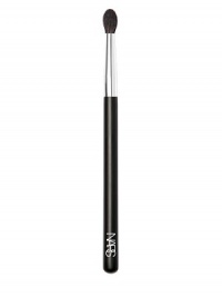 Perfect for applying and blending eye shadow, this large dome brush is an indispensable tool. 