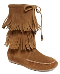 Tribal style with plenty of movement. Minnetonka's Dallas booties feature a double layer of fringe along the vamp that's topped with a decorative chord tie.