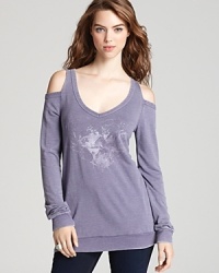 With a relaxed fit and sultry shoulder cutouts, you'll warm right up to this CHASER cold shoulder tee.