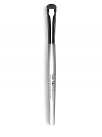 Create a smudge eye liner look with one quick stroke. Shaped for mistake-proof application. 