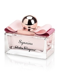 Signorina is a celebration of chic girls with an sophisticated and fresh scent signature. Elegant jasmine and the unexpected and delicate sweetness of pannacotta are blended together to create a refined and memorable fragrance.