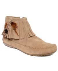 With fringe detailing all along the shaft, Minnetonka's Ashton booties will infuse your look with cool tribal style