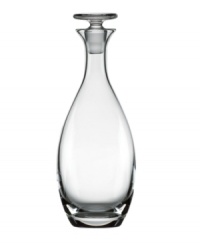 Perfectly understated, the tall Main Street decanter from kate spade new york marries clean lines and brilliant crystal for a look of extraordinary grace. A flawless complement to any drinkware and decor.