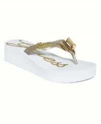 Absolutely fabulous. Glamour in the form of glitter, bows and charms spice up the beach-perfect Eagle thong sandals by GUESS.