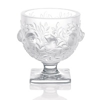 This petite vase, adorned with charming robins in flight, demonstrates the wonder of nature captured in crystal.