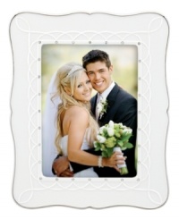 Celebrate special moments with the elegant Lenox Bliss picture frame, featuring wedding-white porcelain laced with frilly raised detail and sparkling accents.