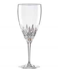 With glistening bands and flame-inspired cuts in sheer crystal, the Firelight Platinum Signature wine glass sets special occasions apart.