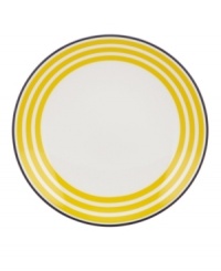 Like sunshine to the nautical Wickford pattern, Sea Cliffs Stripe tidbit plates brighten your kate spade new york dinnerware collection with bands of cheery yellow on white bone china.