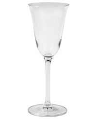 As a perfect complement to her elegant dinnerware, renowned bridal designer Vera Wang and Wedgwood have created stemware inspired by the simple curves of a tulip. The Classic pattern wine glasses sit on a slender ringed pedestal and offer breathtaking purity of form.