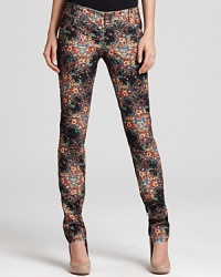 A vibrant botanical print packs a punch on these Alice + Olivia jeans, tailored in a sleek skinny silhouette.