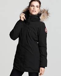 Keep the snow and cold wind out with Canada Goose's heavy-duty parka. The mid-thigh length offers maximum coverage and protection.