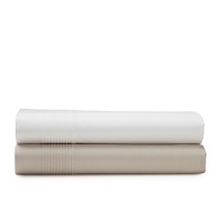 Reflecting the designer's love of fine tailoring, this detailed Barbara Barry queen fitted sheet defines perfect luxury. Rendered in crisp percale, the Perfect Pleat is available in a versatile palette of modern neutral hues.