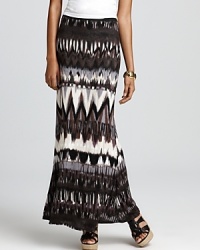 This every-season Ella Moss maxi skirt boasts a southwestern-inspired print for trend-right perfection.