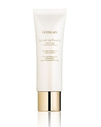 This gentle formula carefully sweeps away dead skin cells and other impurities. Use it prior to cleansing to allow active ingredients to better penetrate the skin's surface. Continued use will lessen the appearance of fine lines, unclog and tighten pores, and even out skin tone for a radiant glow.