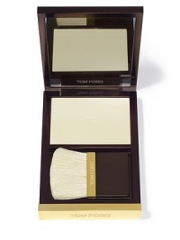 Diffuse imperfections and create radiant skin with this weightless and undetectable, micro-fine powder. Formulated with specially coated pigments, it creates a diaphanous veil of light on the face to achieve a silky, smooth-looking surface. Its ultra-gliding texture blends like a fluid on the skin, moisturizing and redefining the complexion to ensure a natural, even and luminous finish. Custom applicator brush included.