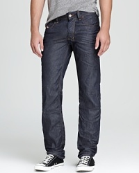 Crinkle detailing front and back takes the classic 5-pocket jeans in a straight fit to the cutting edge of trend.