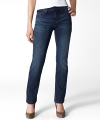 The pair you've been looking for, with a fit that's tailor-made for your figure! Levi's Classic Demi Curve jeans feature a straight leg cut and a perfectly worn-in wash.