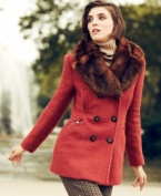 A faux-fur collar gives this double-breasted coat from Laundry an elegant and luxurious touch, while its enchanting color channels the warmth of autumn.