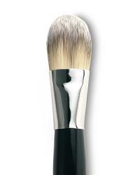 Laura Mercier Crème Blush Brush is a synthetic fiber brush that is the perfect size and shape to naturally define the cheek bone. Unique hairs are designed to pick up and distribute pigment easily and evenly. 5.75 inches in length.