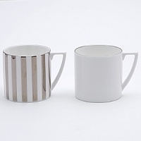 Jasper Conran continues to close the gap between formal dining and casual living. He accents the contemporary beauty of his already popular white bone china range with a touch of formality in the forum of a thin platinum band. To create an interplay of proportions, accent pieces including a plate, a charger, a small pitcher, mug, teacup and saucer, use thick platinum stripes to reinforce the pattern's look of sophisticated elegance.